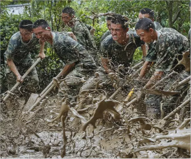 关于申花重伤倒地，贝林厄姆全队围拢祈祷，场面感人的信息